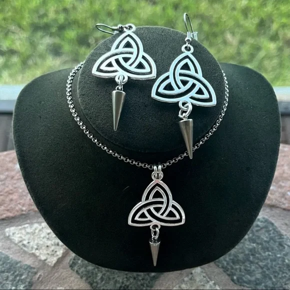 Celtic knot with silver spikes set ( necklace + earrings ) Celt goth triquetra - Picture 7 of 7